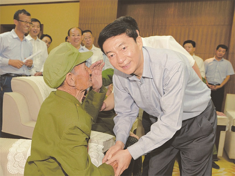 2016年9月1日，山西省委书记骆惠宁在我县亲切接见老八路1.jpg